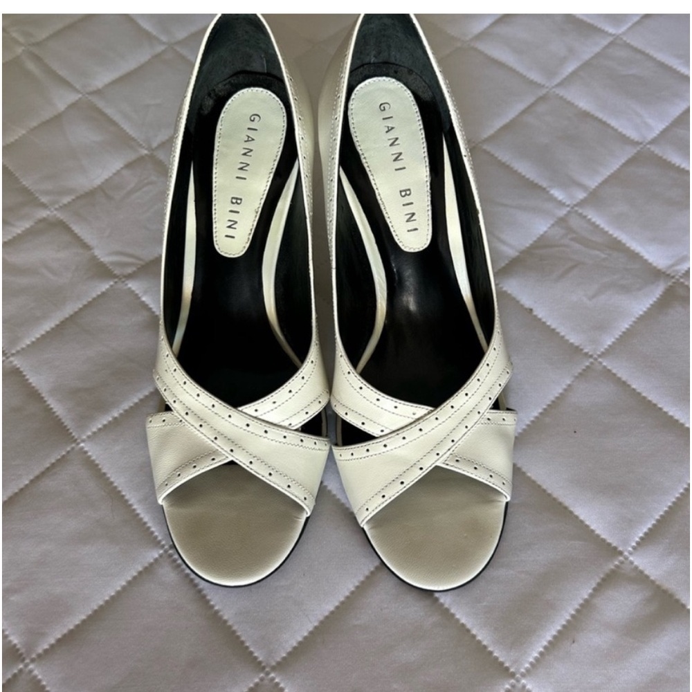 Gianni Bini white womens heels size 6 1/2